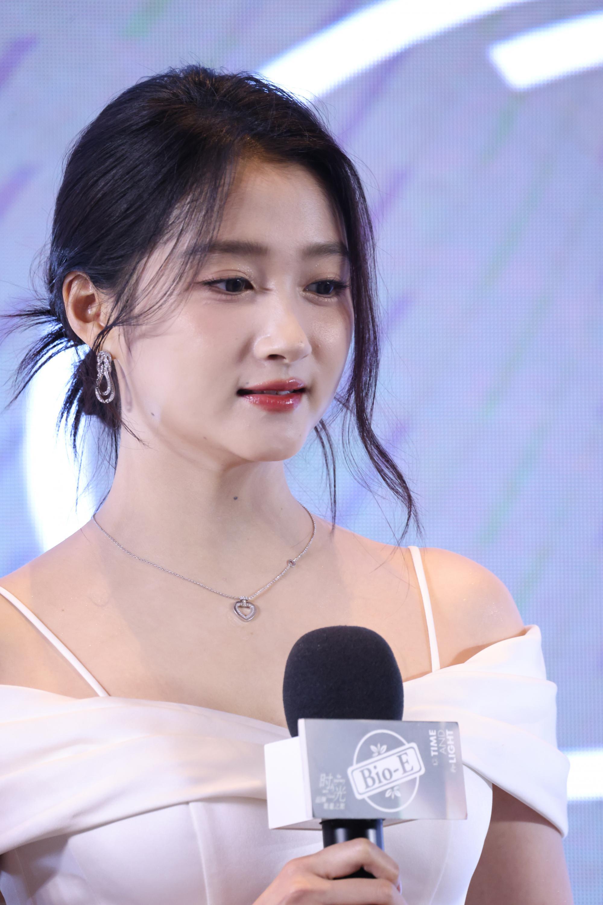 关晓彤现场头部正面生图照[3]